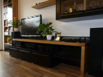 Lakovaná TV stěna s dubovou deskou